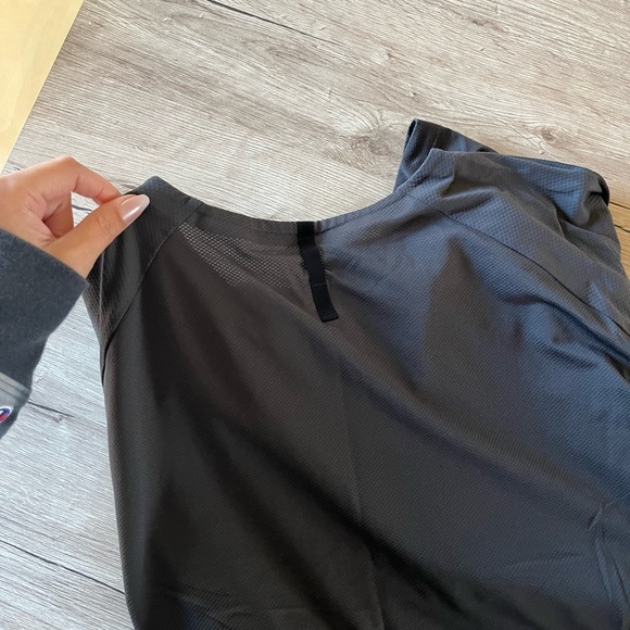 Grey lululemon athletic shirt - Picture 4 of 4